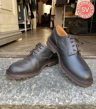 Schwarze Leder-Derbys