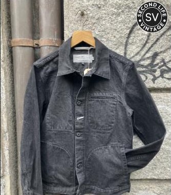 Verwaschene schwarze Chore Jacket auf Bügel